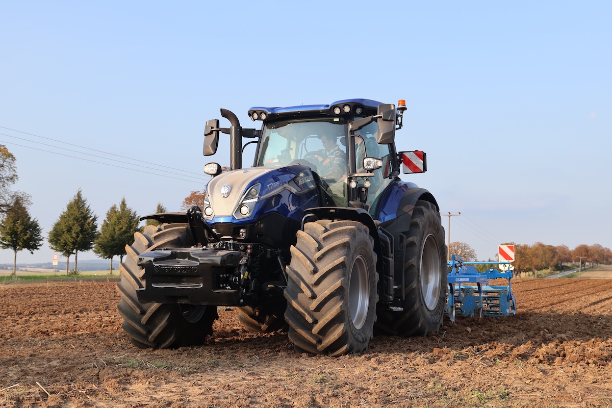 Il modello di punta da 225 cavalli della nuova serie New Holland T7 Standard Wheelbase con un coltivatore leggero Lemken